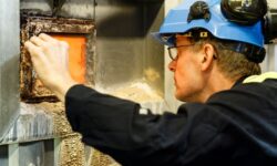 Man tittar in i förbränningsugn.