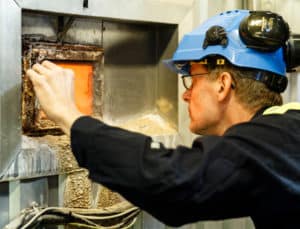 Man tittar in i förbränningsugn.